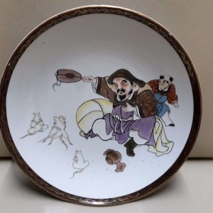 Ancien plat japonais kutani en porcelaine Kutani peint à la main Daikoku avec des souris