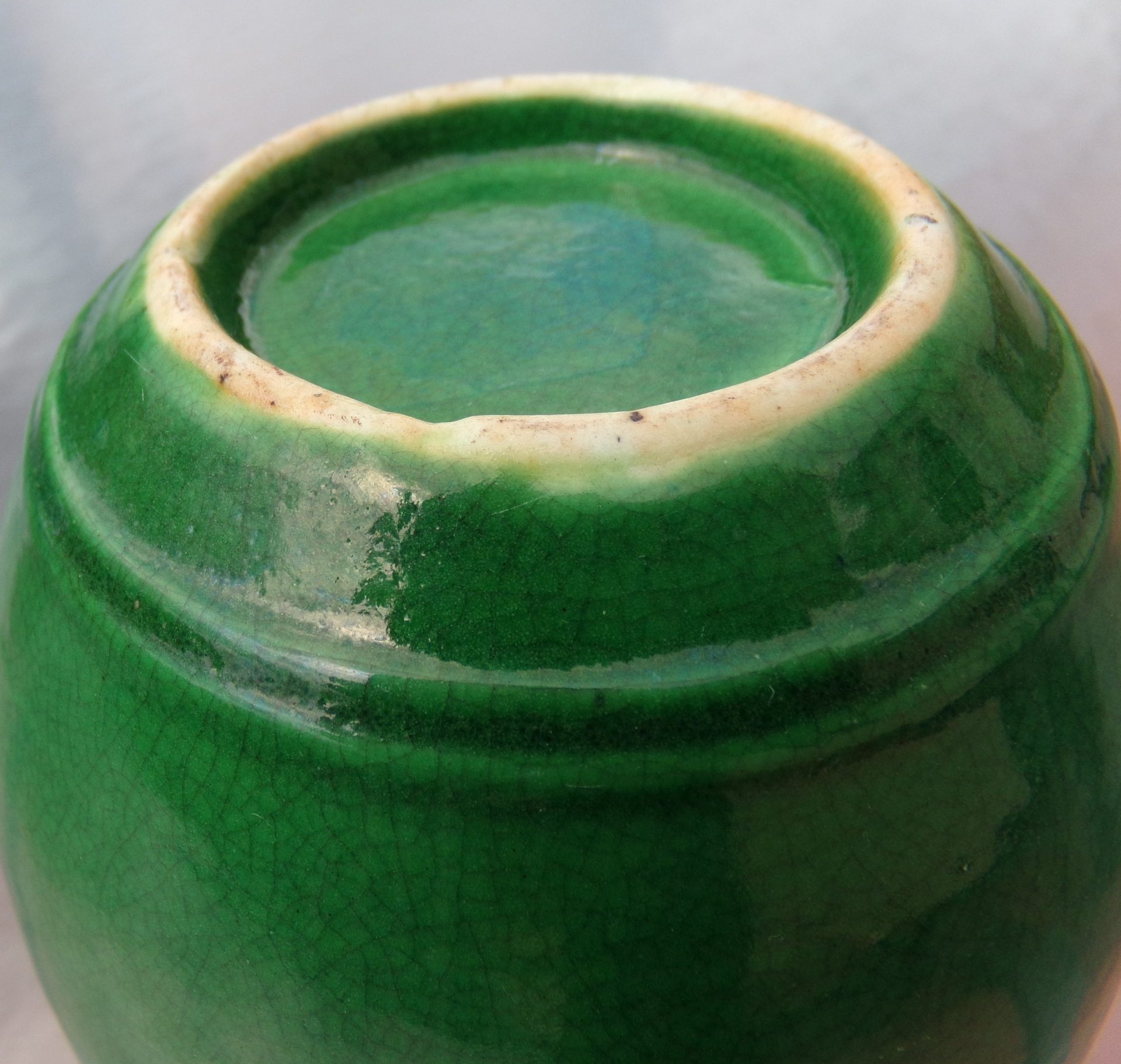 16世纪中国绿色裂纹釉花瓶- BidamountLive