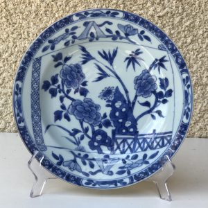 中国康熙蓝白瓷盘与卷轴装饰