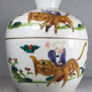 Rare Design Qing Famille Rose Covered Jar (Marqué)