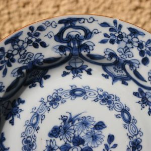 Assiette en porcelaine chinoise avec lanternes – Période Kangxi (1662-1722)