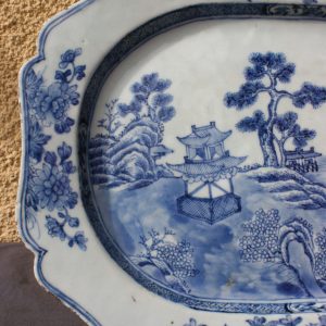 Plaque d’exportation de porcelaine lobée chinoise 18ème C