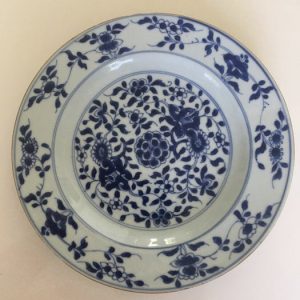 18世纪中国蓝白瓷盘 – 康熙时期