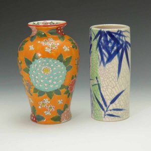 19日.c日本瓷地段2个花瓶标出，袖花瓶，花瓶