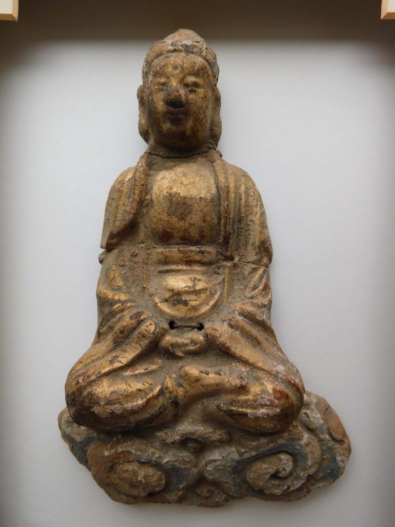 Bouddha en bois doré Ming, encadré.