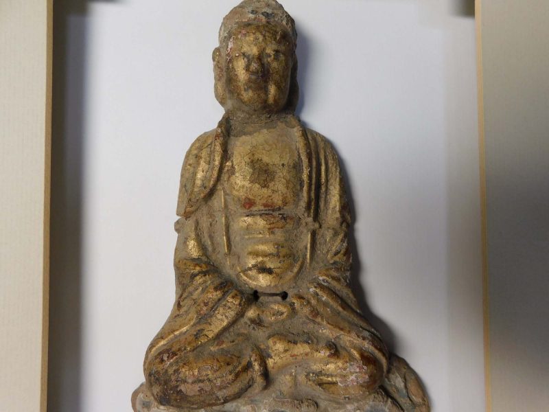 Bouddha en bois doré Ming, encadré.