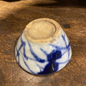 Petite tasse en porcelaine chinoise du 19ème siècle « Kitchen Qing » bleu et blanc