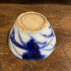 Petite tasse en porcelaine chinoise du 19ème siècle « Kitchen Qing » bleu et blanc