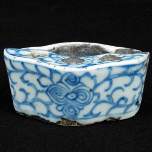 中国明学者瓷器墨水井与刷子架