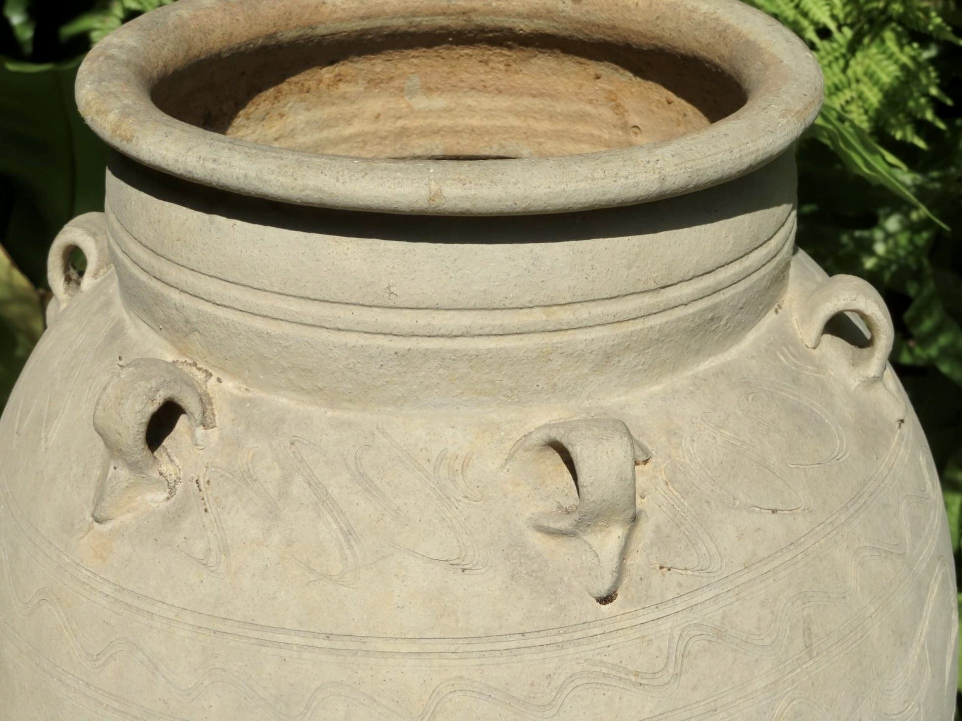 一个大型的中国陶罐，带有未上釉的切口装饰。 约15/16世纪，明朝 