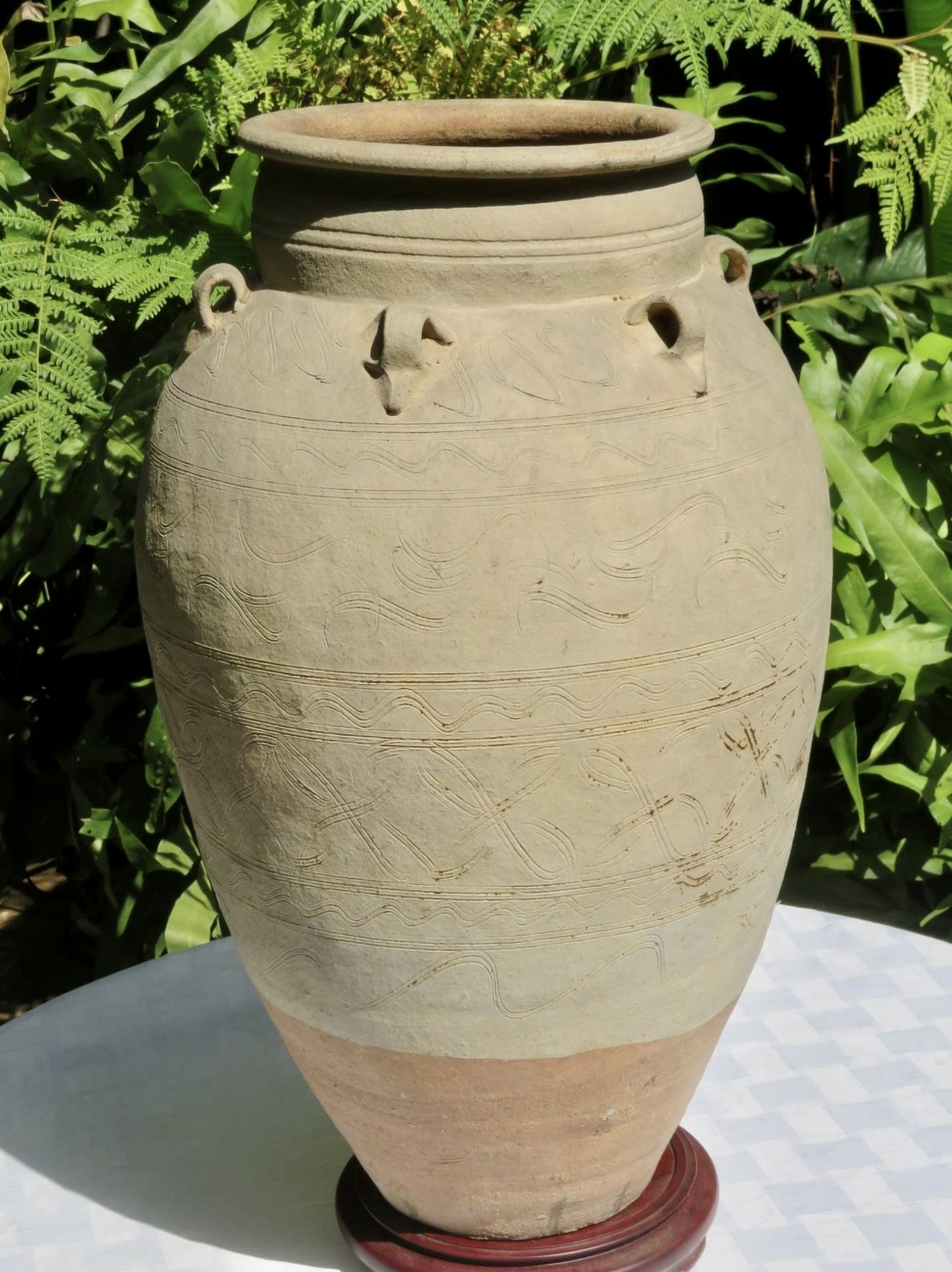 一个大型的中国陶罐，带有未上釉的切口装饰。 约15/16世纪，明朝。