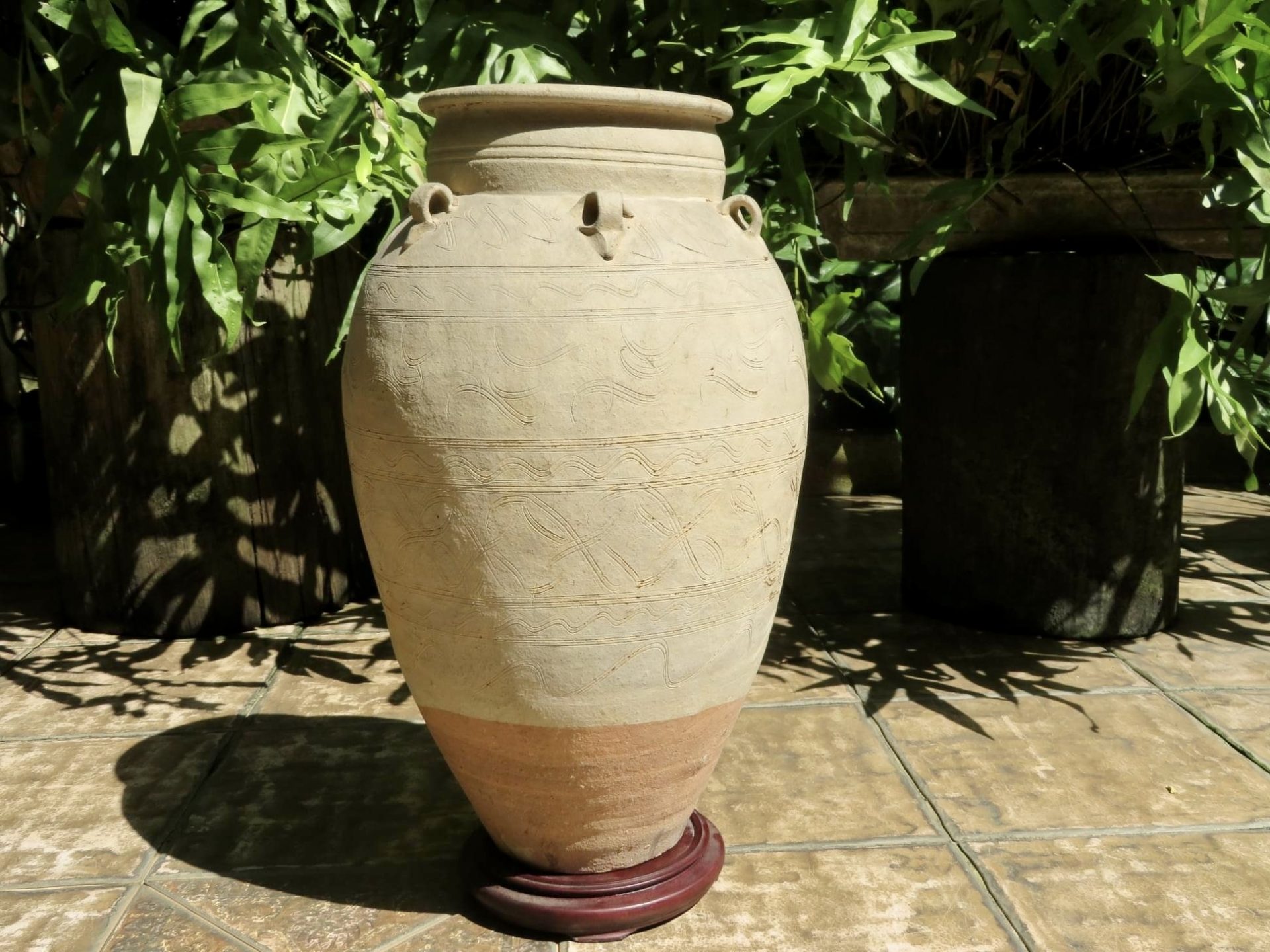 一个大型的中国陶罐，带有未上釉的切口装饰。 约15/16世纪，明朝。
