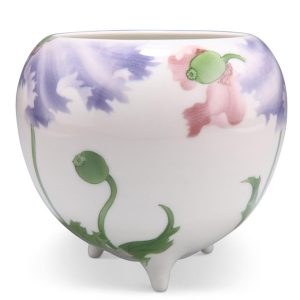 Ceramic flower pot decorated with blossoming peonies in polychrome enamels, signed ‘Makuzu Kōzan sei’ 真葛香山製