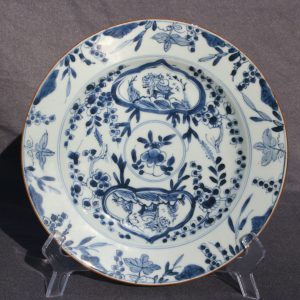 Assiette chinoise en porcelaine bleue et blanche – Période Kangxi (1662-1722)