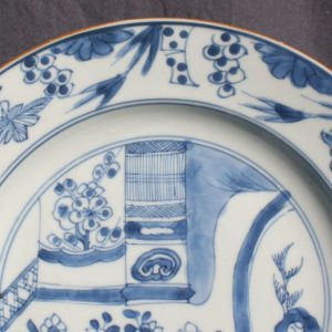 Assiette chinoise en porcelaine bleue et blanche – période Yongzheng (1723-1735)