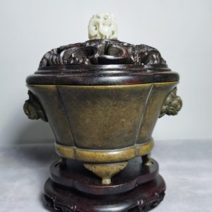 Brûleur d’encens en bronze antique chinois avec couvercle et support en bois