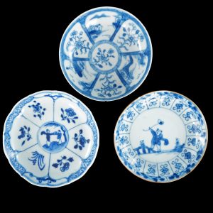 Trois soucoupes chinoises Kangxi bleu et blanc du 18ème siècle