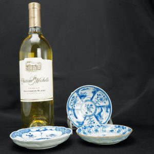 Trois soucoupes chinoises Kangxi bleu et blanc du 18ème siècle