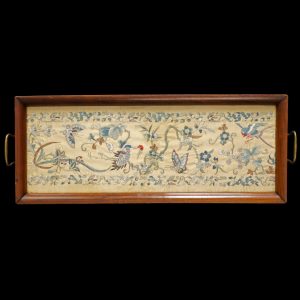 中国木托盘，绣花丝绸面板，约1920年
