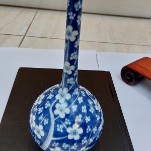 中国瓷青花李或梅花瓶