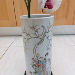 Antique Chinese vase with Garden scene